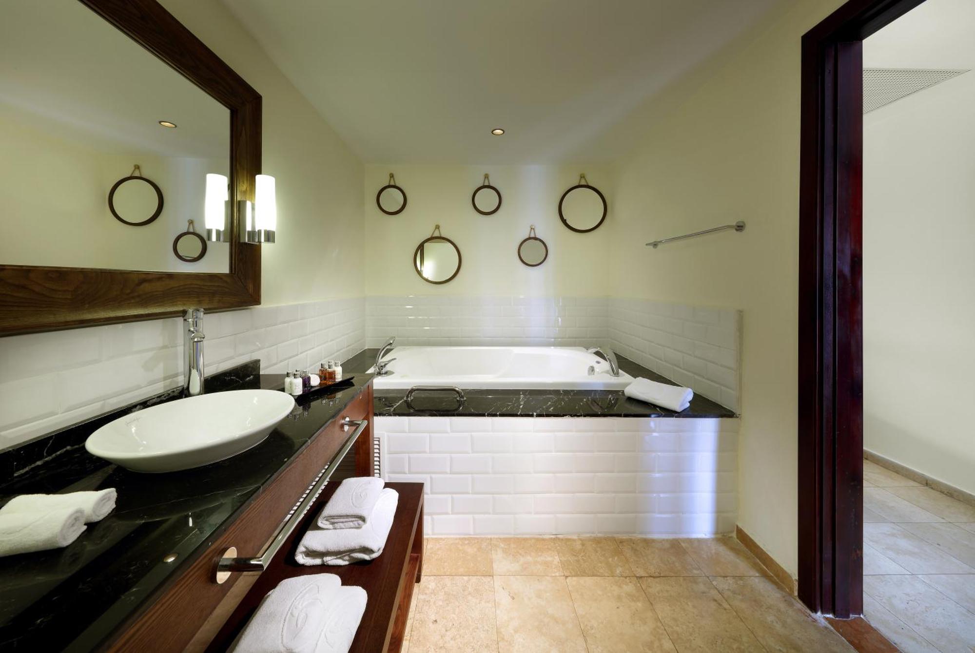 The Signature Level At Grand Palladium Lady Hamilton Resort & Spa Lucea Exterior photo
